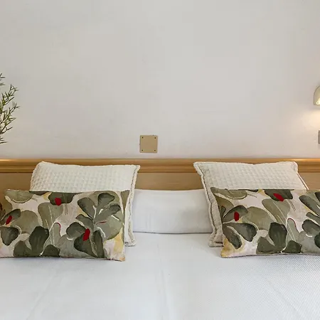 Hotel Cola 3*